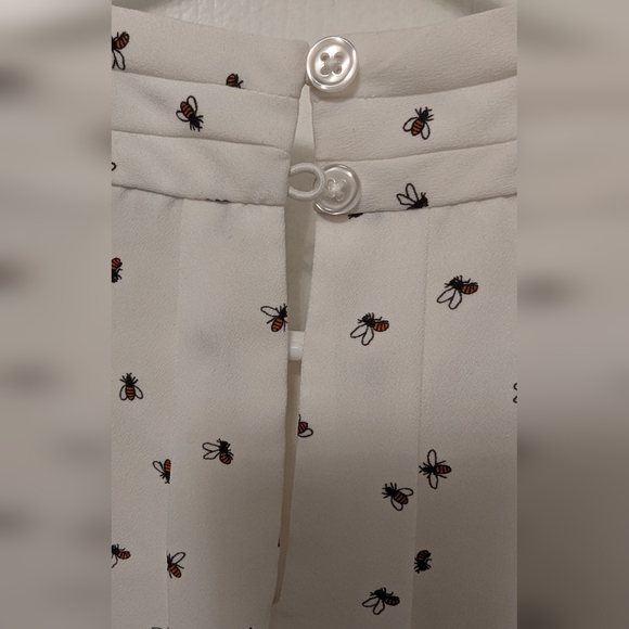 Banana Republic White Sleeveless Blouse with Bee Pattern - Picture 3 of 5